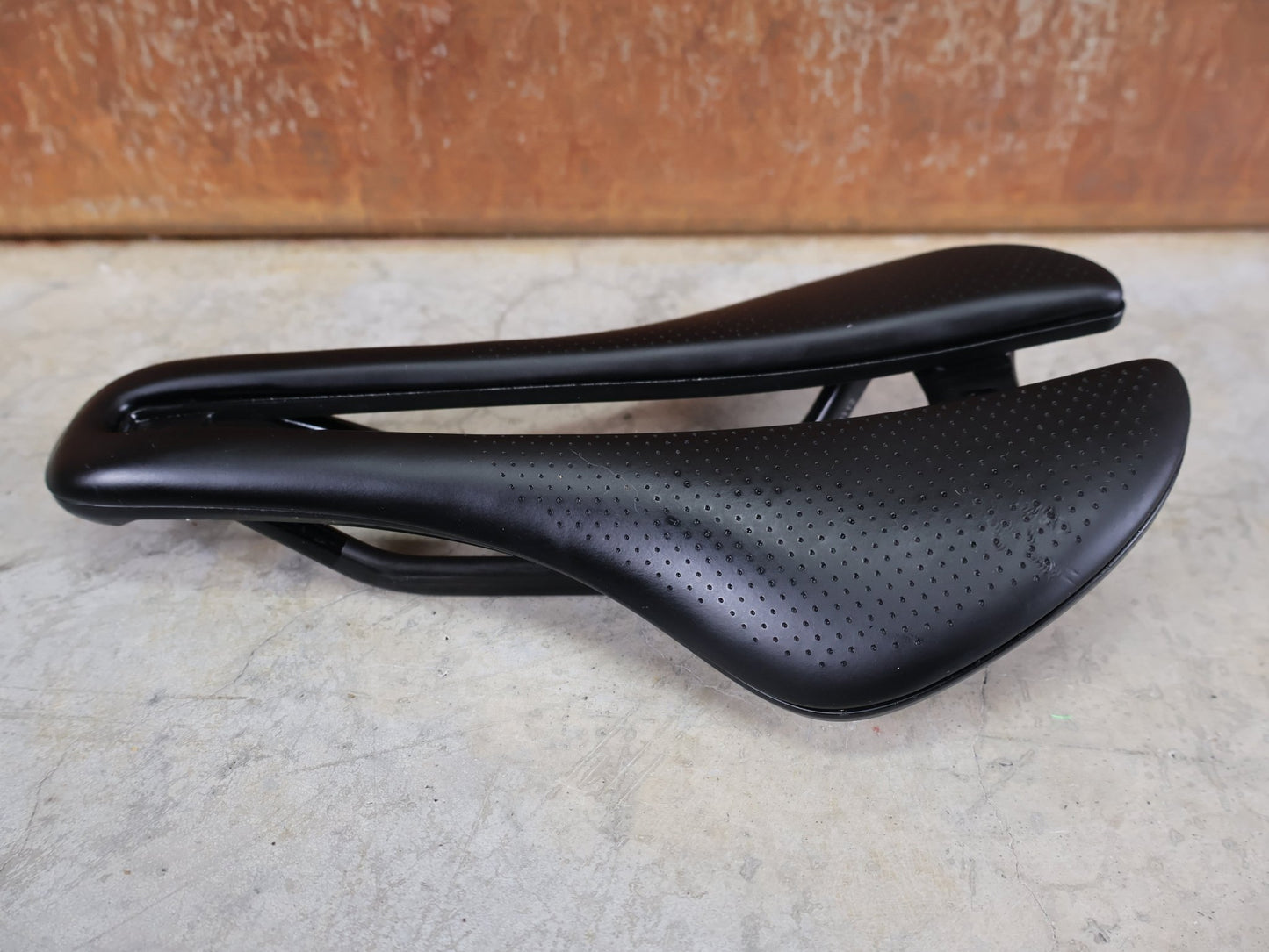 Sattel von Bontrager, BONTRAGER AEOLUS PRO FAHRADSATTEL 145MM vor USEDBIKES - OB.DE Hintergrund