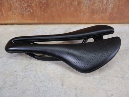 Sattel von Bontrager, BONTRAGER AEOLUS PRO FAHRADSATTEL 145MM vor USEDBIKES - OB.DE Hintergrund