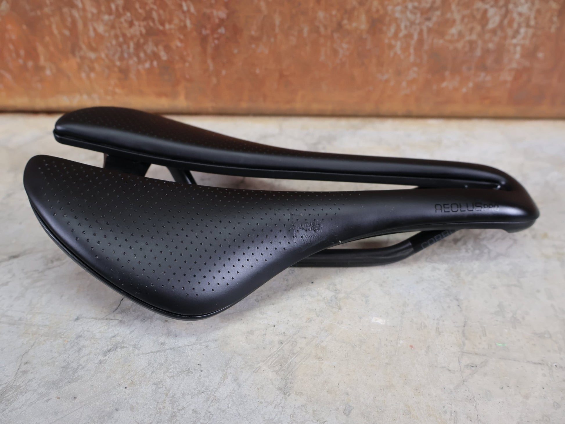 Sattel von Bontrager, BONTRAGER AEOLUS PRO FAHRADSATTEL 145MM vor USEDBIKES - OB.DE Hintergrund