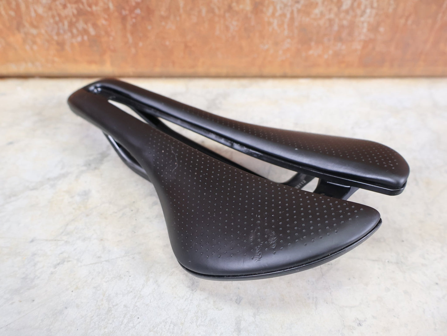 Sattel von Bontrager, BONTRAGER AEOLUS PRO FAHRADSATTEL 145MM vor USEDBIKES - OB.DE Hintergrund