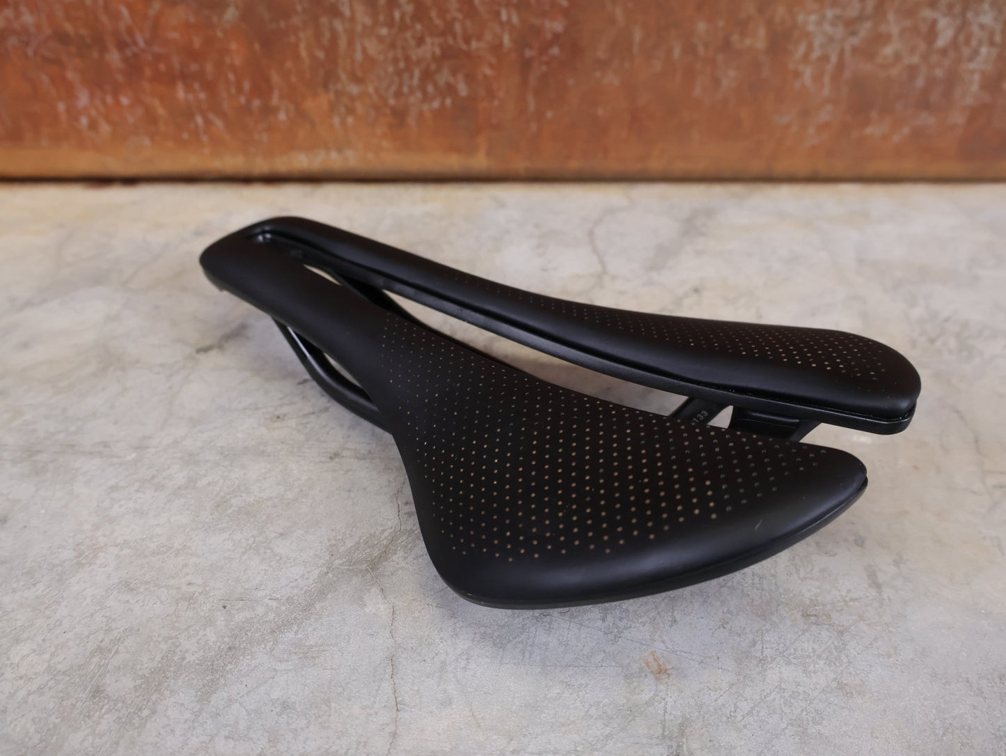 Sattel von Bontrager, BONTRAGER AEOLUS PRO FAHRADSATTEL 145MM vor USEDBIKES - OB.DE Hintergrund