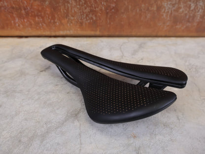 Sattel von Bontrager, BONTRAGER AEOLUS PRO FAHRADSATTEL 145MM vor USEDBIKES - OB.DE Hintergrund