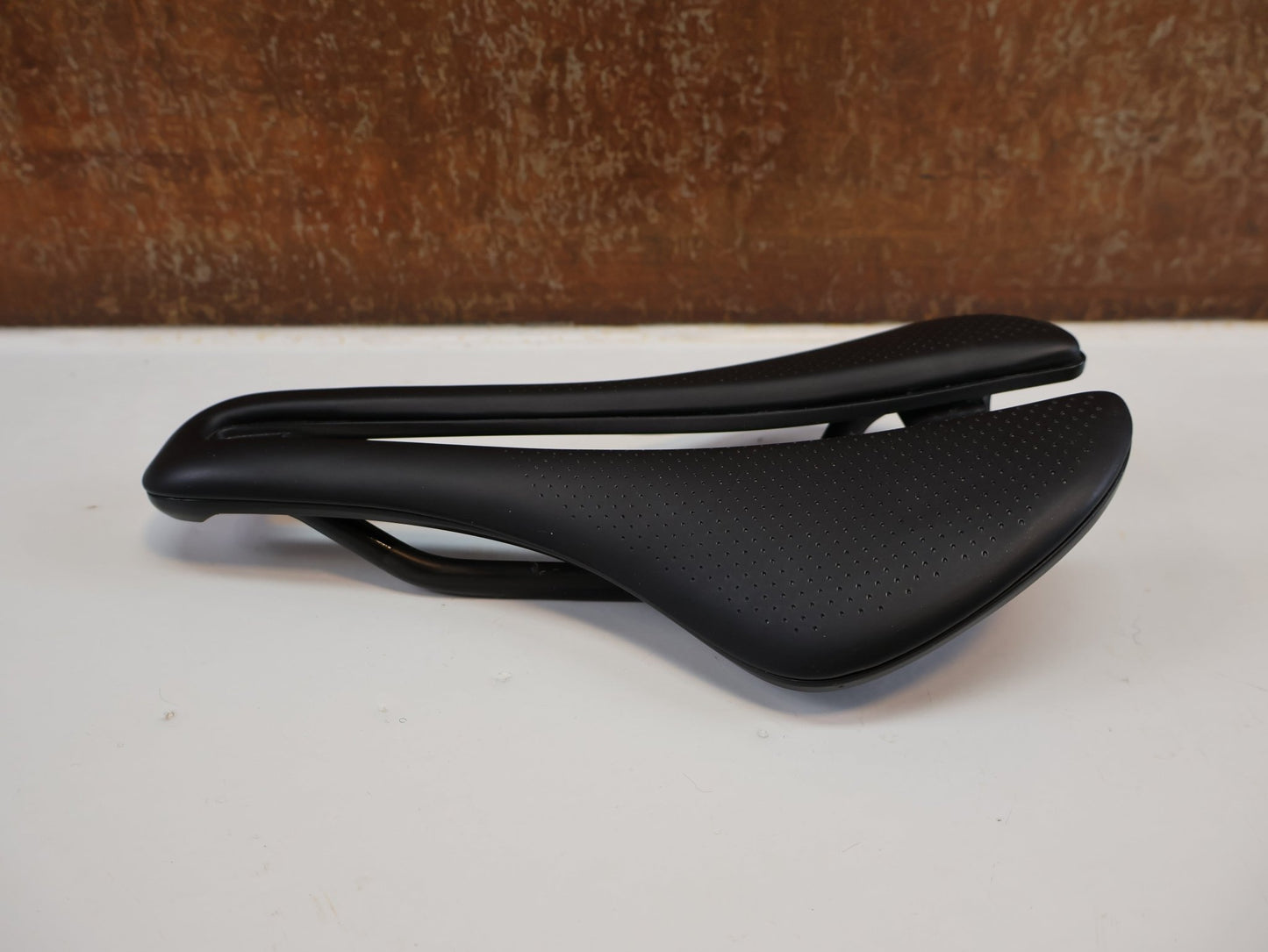 Sattel von Bontrager, BONTRAGER AEOLUS PRO FAHRADSATTEL 145MM vor USEDBIKES - OB.DE Hintergrund