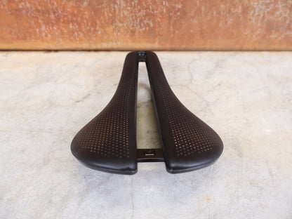 Sattel von Bontrager, BONTRAGER AEOLUS PRO FAHRADSATTEL 145MM vor USEDBIKES - OB.DE Hintergrund