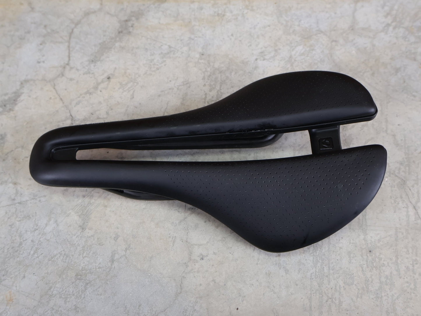 Sattel von Bontrager, BONTRAGER AEOLUS PRO FAHRADSATTEL 145MM vor USEDBIKES - OB.DE Hintergrund