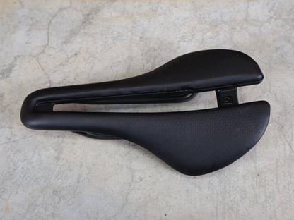 Sattel von Bontrager, BONTRAGER AEOLUS PRO FAHRADSATTEL 145MM vor USEDBIKES - OB.DE Hintergrund