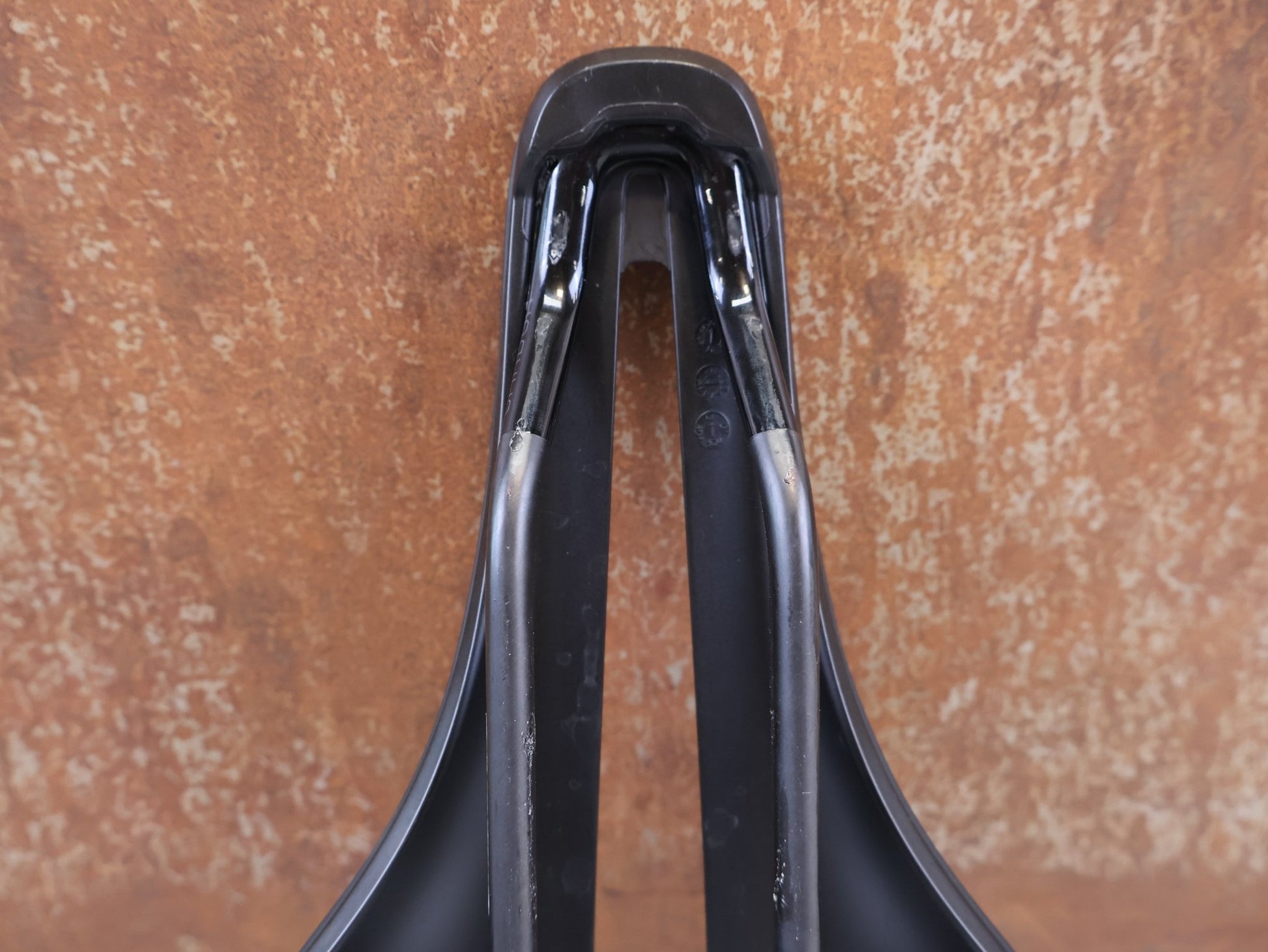 Sattel von Bontrager, BONTRAGER AEOLUS PRO FAHRRADSATTEL 145 MM CARBON vor USEDBIKES-OB.DE Hintergrund
