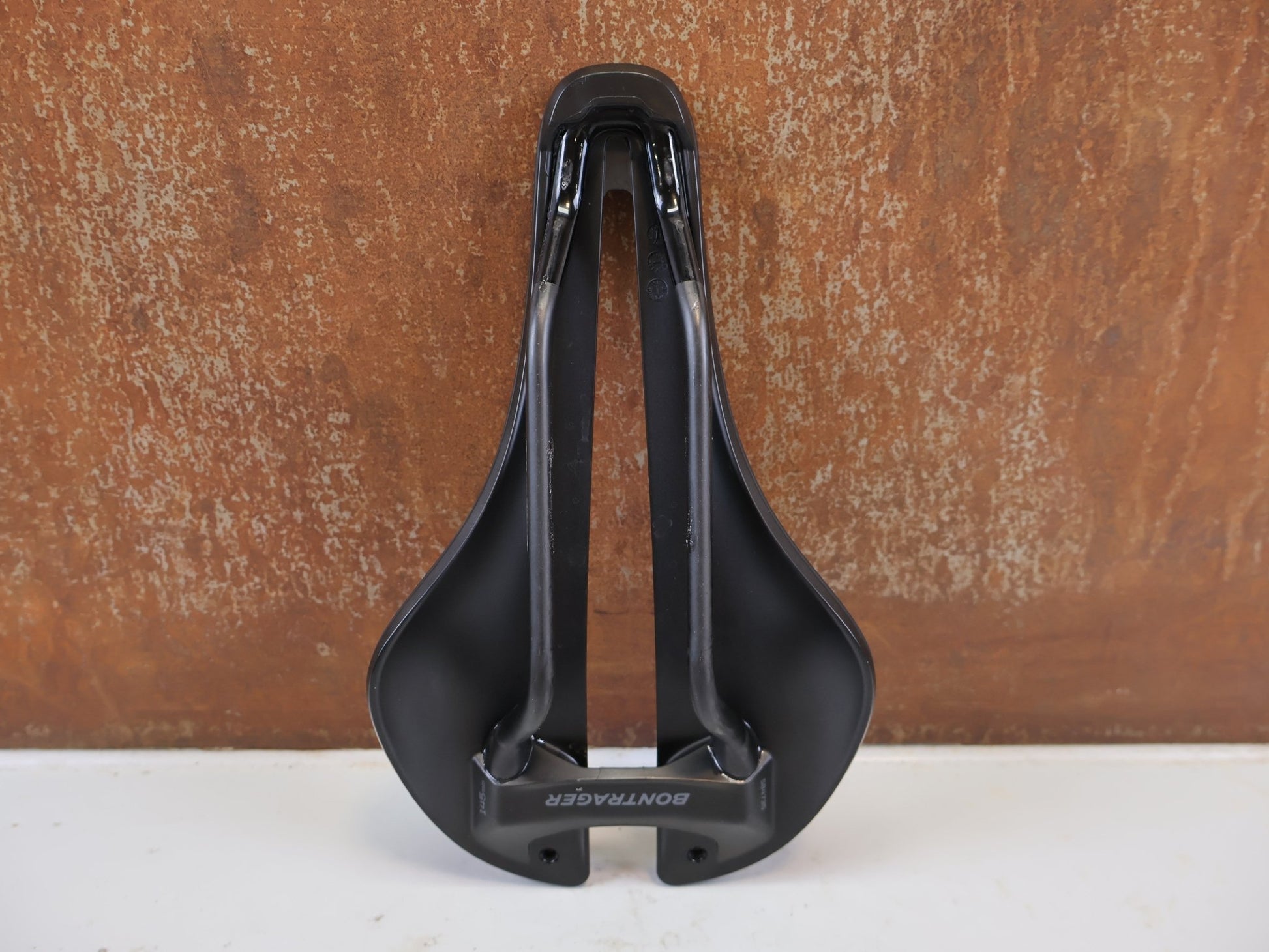 Sattel von Bontrager, BONTRAGER AEOLUS PRO FAHRRADSATTEL 145 MM CARBON vor USEDBIKES-OB.DE Hintergrund