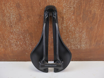 Sattel von Bontrager, BONTRAGER AEOLUS PRO FAHRRADSATTEL 145 MM CARBON vor USEDBIKES-OB.DE Hintergrund