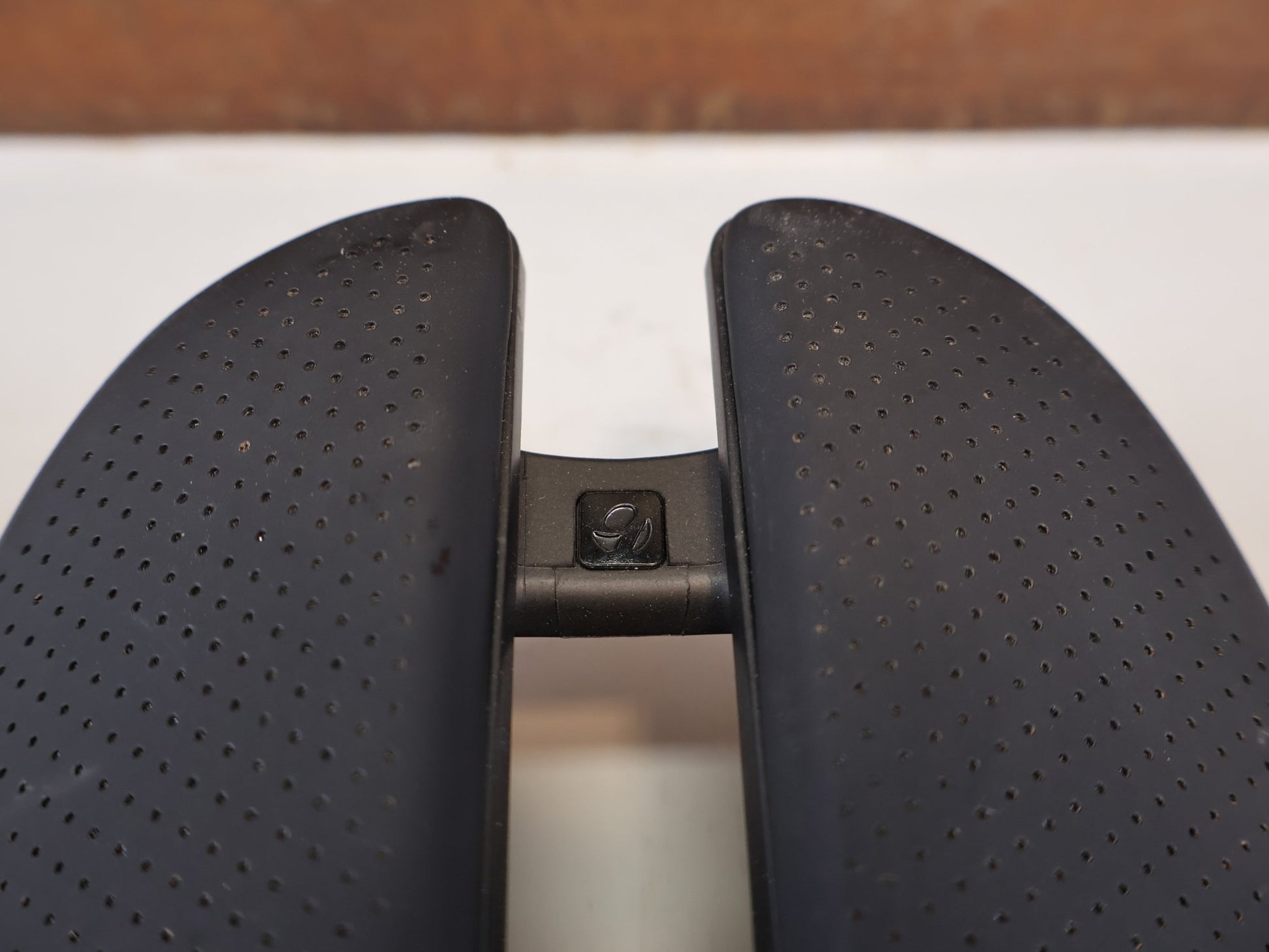 Sattel von Bontrager, BONTRAGER AEOLUS PRO FAHRRADSATTEL 145 MM CARBON vor USEDBIKES-OB.DE Hintergrund