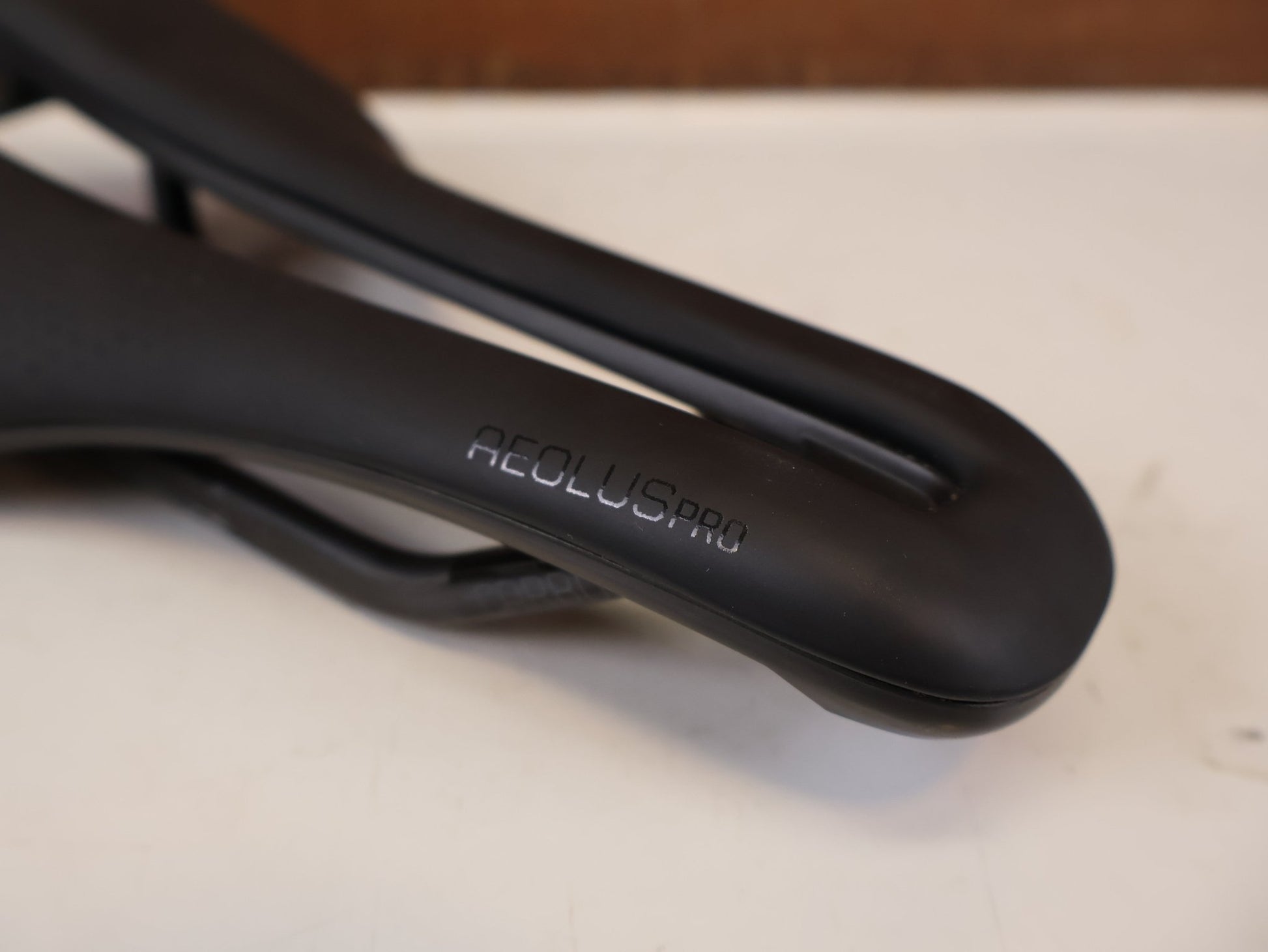 Sattel von Bontrager, BONTRAGER AEOLUS PRO FAHRRADSATTEL 145 MM CARBON vor USEDBIKES-OB.DE Hintergrund