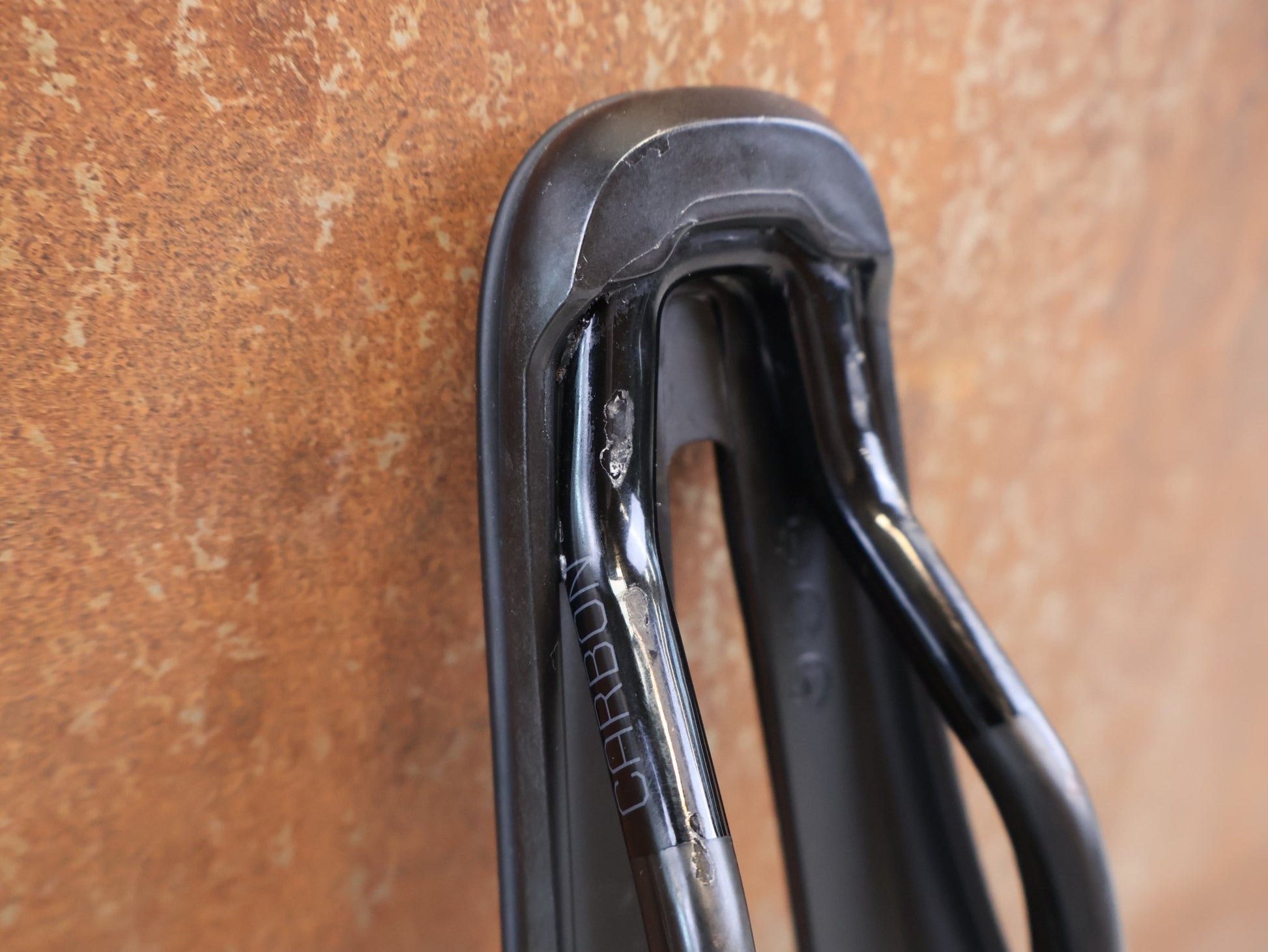 Sattel von Bontrager, BONTRAGER AEOLUS PRO FAHRRADSATTEL 145 MM CARBON vor USEDBIKES-OB.DE Hintergrund