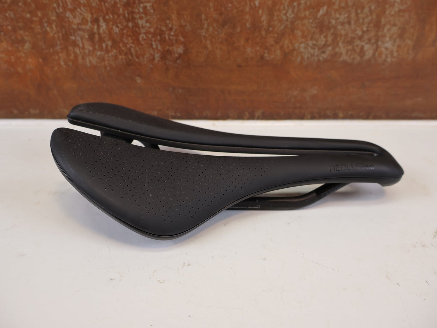 Sattel von Bontrager, BONTRAGER AEOLUS PRO FAHRRADSATTEL 145 MM CARBON vor USEDBIKES-OB.DE Hintergrund