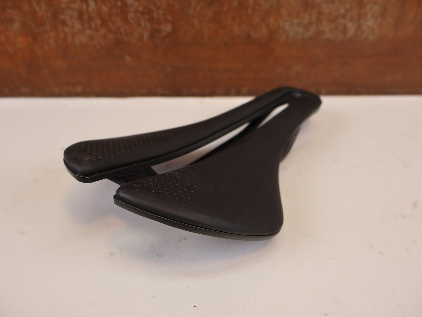 Sattel von Bontrager, BONTRAGER AEOLUS PRO FAHRRADSATTEL 145 MM CARBON vor USEDBIKES-OB.DE Hintergrund