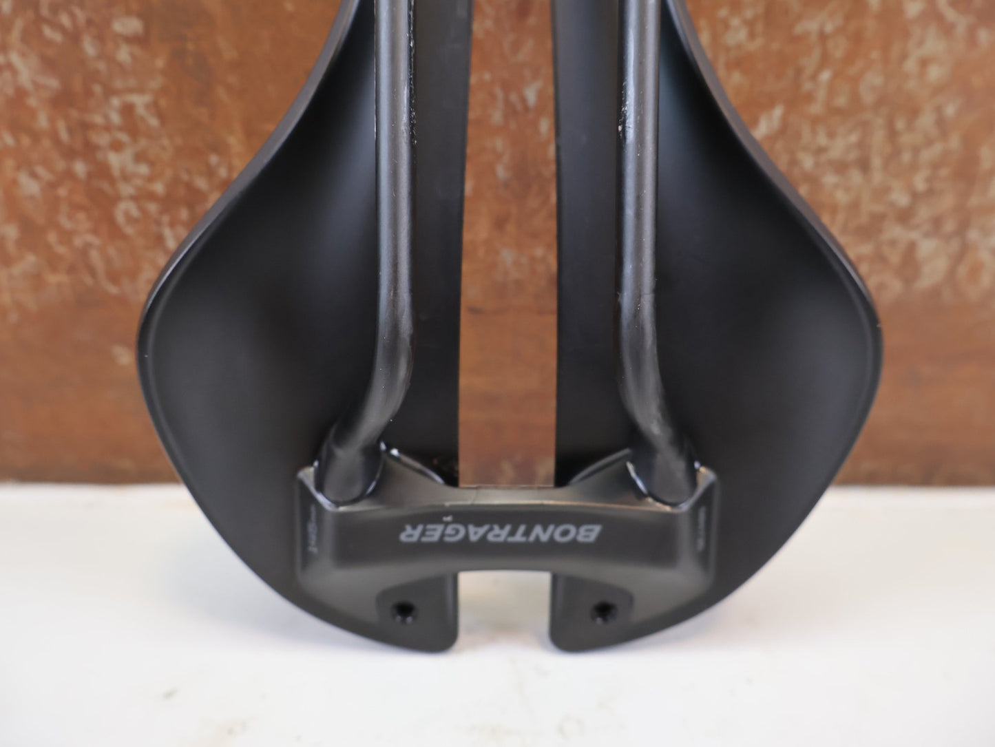 Sattel von Bontrager, BONTRAGER AEOLUS PRO FAHRRADSATTEL 145 MM CARBON vor USEDBIKES-OB.DE Hintergrund