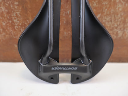 Sattel von Bontrager, BONTRAGER AEOLUS PRO FAHRRADSATTEL 145 MM CARBON vor USEDBIKES-OB.DE Hintergrund