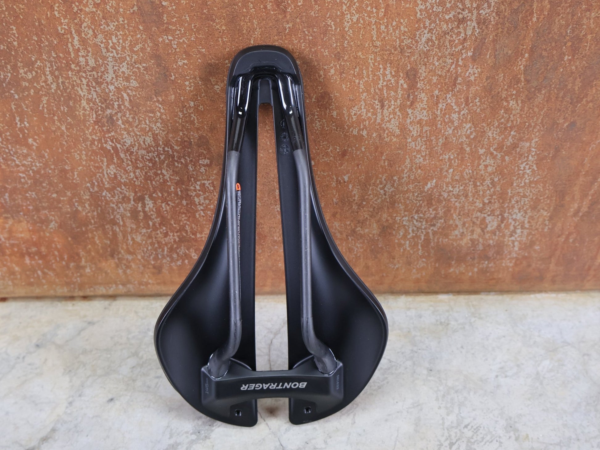 Sattel von Bontrager, BONTRAGER AEOLUS PRO FAHRRADSATTEL / AERO - RENNRADSATTEL – 250 X 145 MM – CARBONSTREBEN vor USEDBIKES - OB.DE Hintergrund