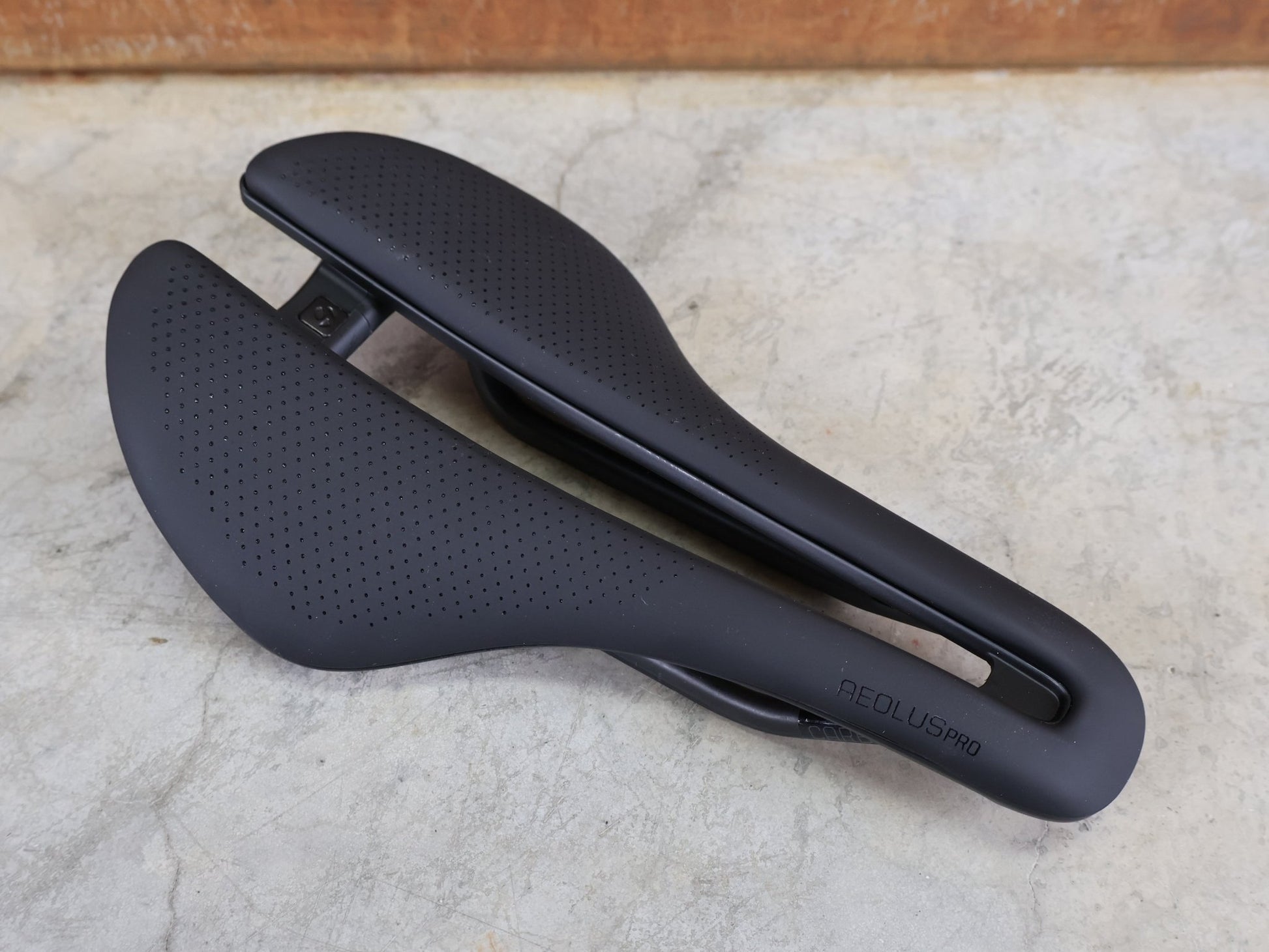 Sattel von Bontrager, BONTRAGER AEOLUS PRO FAHRRADSATTEL / AERO - RENNRADSATTEL – 250 X 145 MM – CARBONSTREBEN vor USEDBIKES - OB.DE Hintergrund