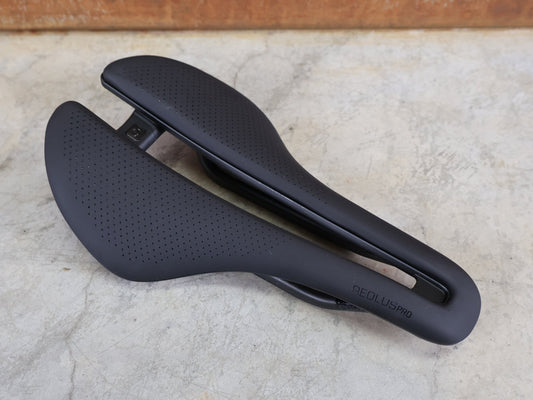 Sattel von Bontrager, BONTRAGER AEOLUS PRO FAHRRADSATTEL / AERO - RENNRADSATTEL – 250 X 145 MM – CARBONSTREBEN vor USEDBIKES - OB.DE Hintergrund