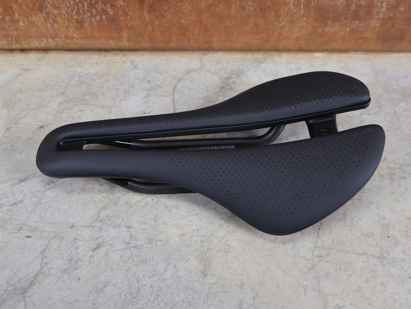 Sattel von Bontrager, BONTRAGER AEOLUS PRO FAHRRADSATTEL / AERO - RENNRADSATTEL – 250 X 145 MM – CARBONSTREBEN vor USEDBIKES - OB.DE Hintergrund