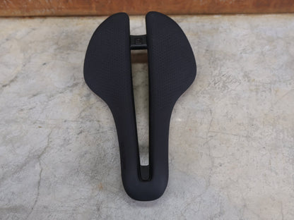 Sattel von Bontrager, BONTRAGER AEOLUS PRO FAHRRADSATTEL / AERO - RENNRADSATTEL – 250 X 145 MM – CARBONSTREBEN vor USEDBIKES - OB.DE Hintergrund