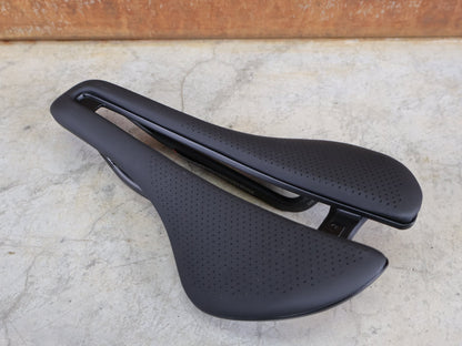 Sattel von Bontrager, BONTRAGER AEOLUS PRO FAHRRADSATTEL / AERO - RENNRADSATTEL – 250 X 145 MM – CARBONSTREBEN vor USEDBIKES - OB.DE Hintergrund