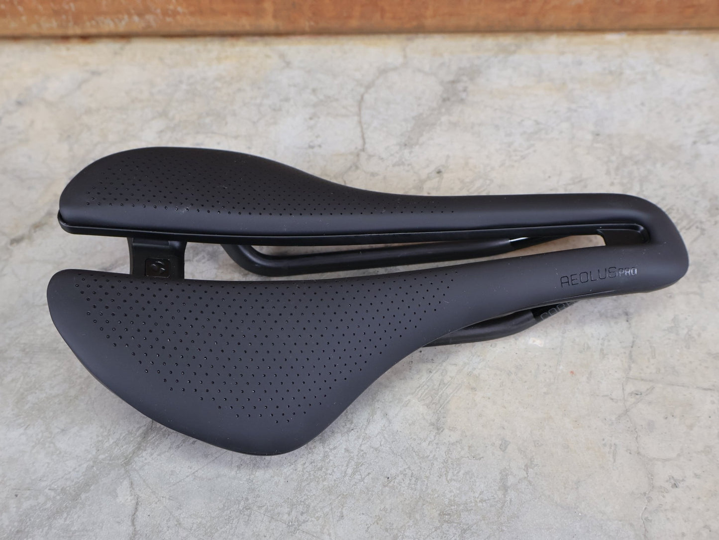 Sattel von Bontrager, BONTRAGER AEOLUS PRO FAHRRADSATTEL / AERO - RENNRADSATTEL – 250 X 145 MM – CARBONSTREBEN vor USEDBIKES - OB.DE Hintergrund