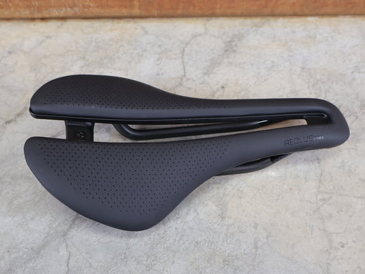 Sattel von Bontrager, BONTRAGER AEOLUS PRO FAHRRADSATTEL / AERO - RENNRADSATTEL – 250 X 145 MM – CARBONSTREBEN vor USEDBIKES - OB.DE Hintergrund