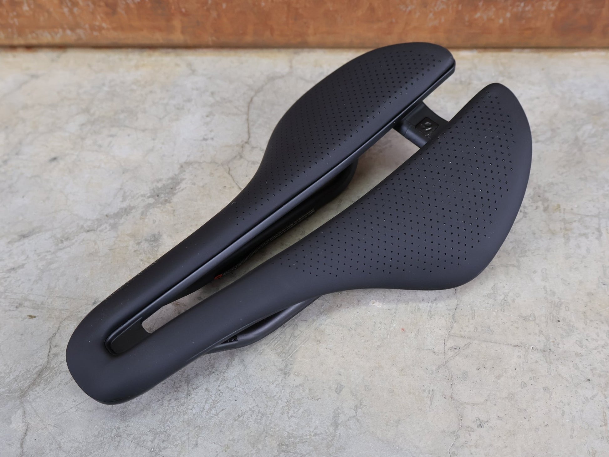 Sattel von Bontrager, BONTRAGER AEOLUS PRO FAHRRADSATTEL / AERO - RENNRADSATTEL – 250 X 145 MM – CARBONSTREBEN vor USEDBIKES - OB.DE Hintergrund