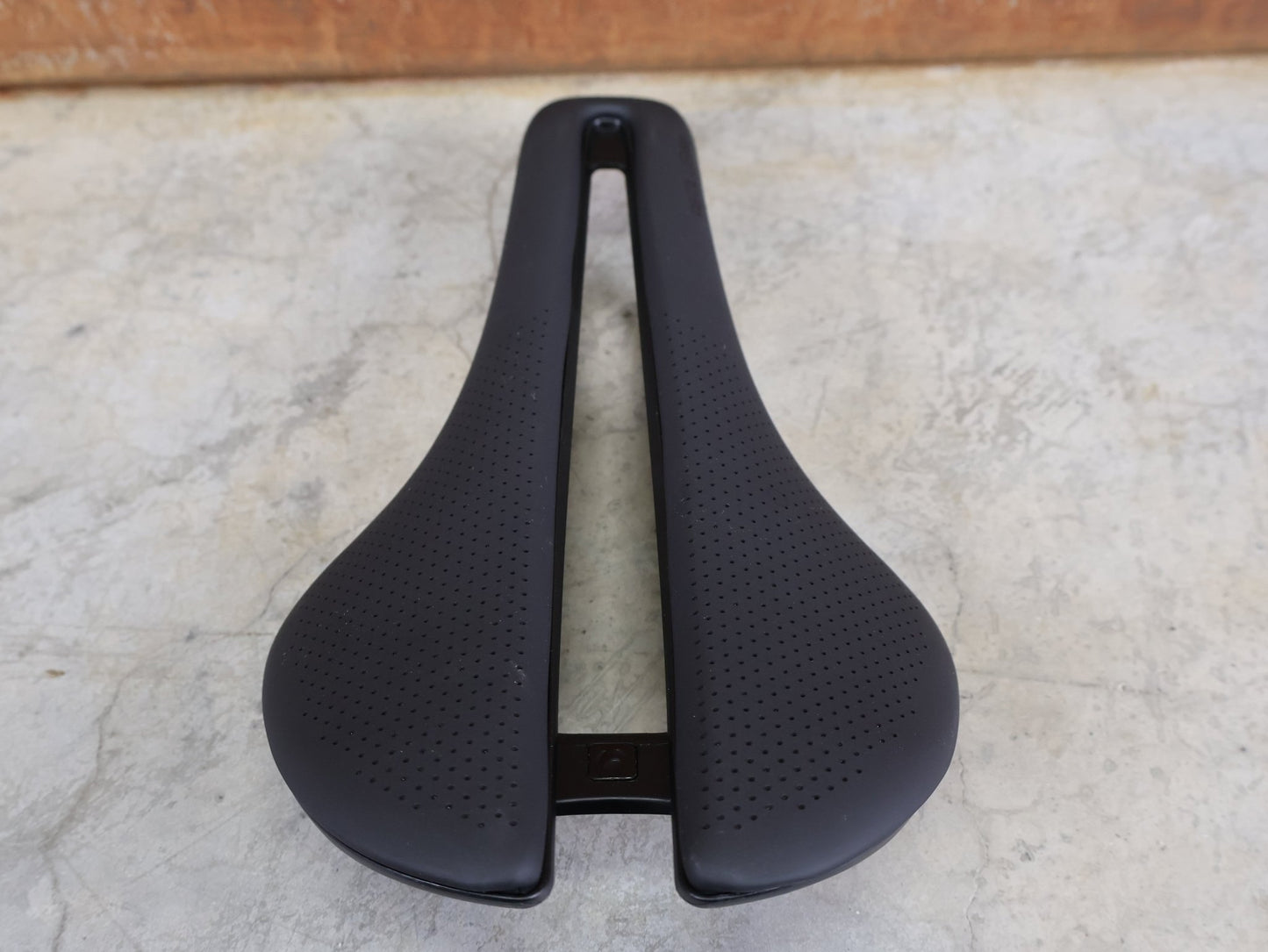 Sattel von Bontrager, BONTRAGER AEOLUS PRO FAHRRADSATTEL / AERO - RENNRADSATTEL – 250 X 145 MM – CARBONSTREBEN vor USEDBIKES - OB.DE Hintergrund