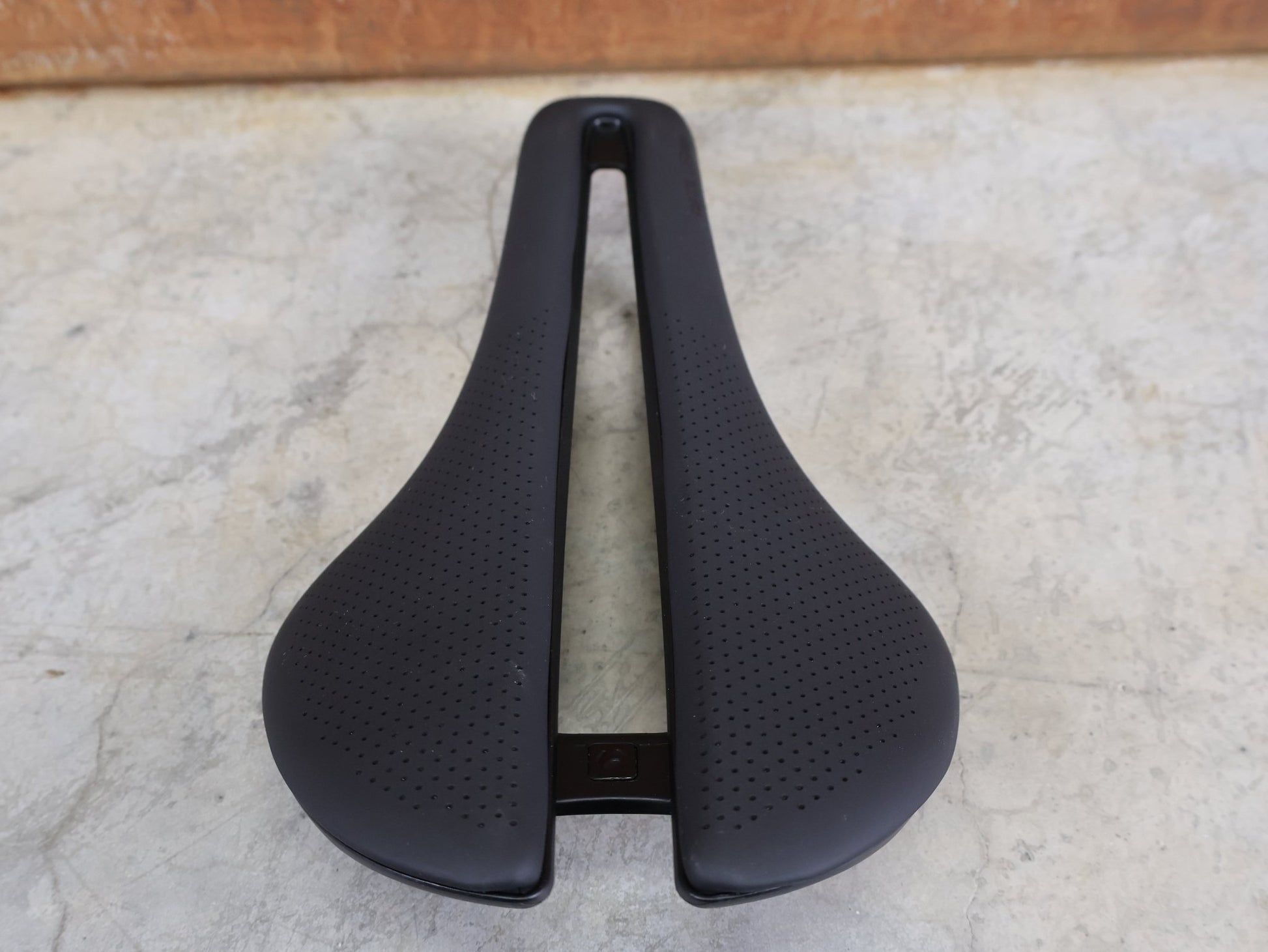 Sattel von Bontrager, BONTRAGER AEOLUS PRO FAHRRADSATTEL / AERO - RENNRADSATTEL – 250 X 145 MM – CARBONSTREBEN vor USEDBIKES - OB.DE Hintergrund