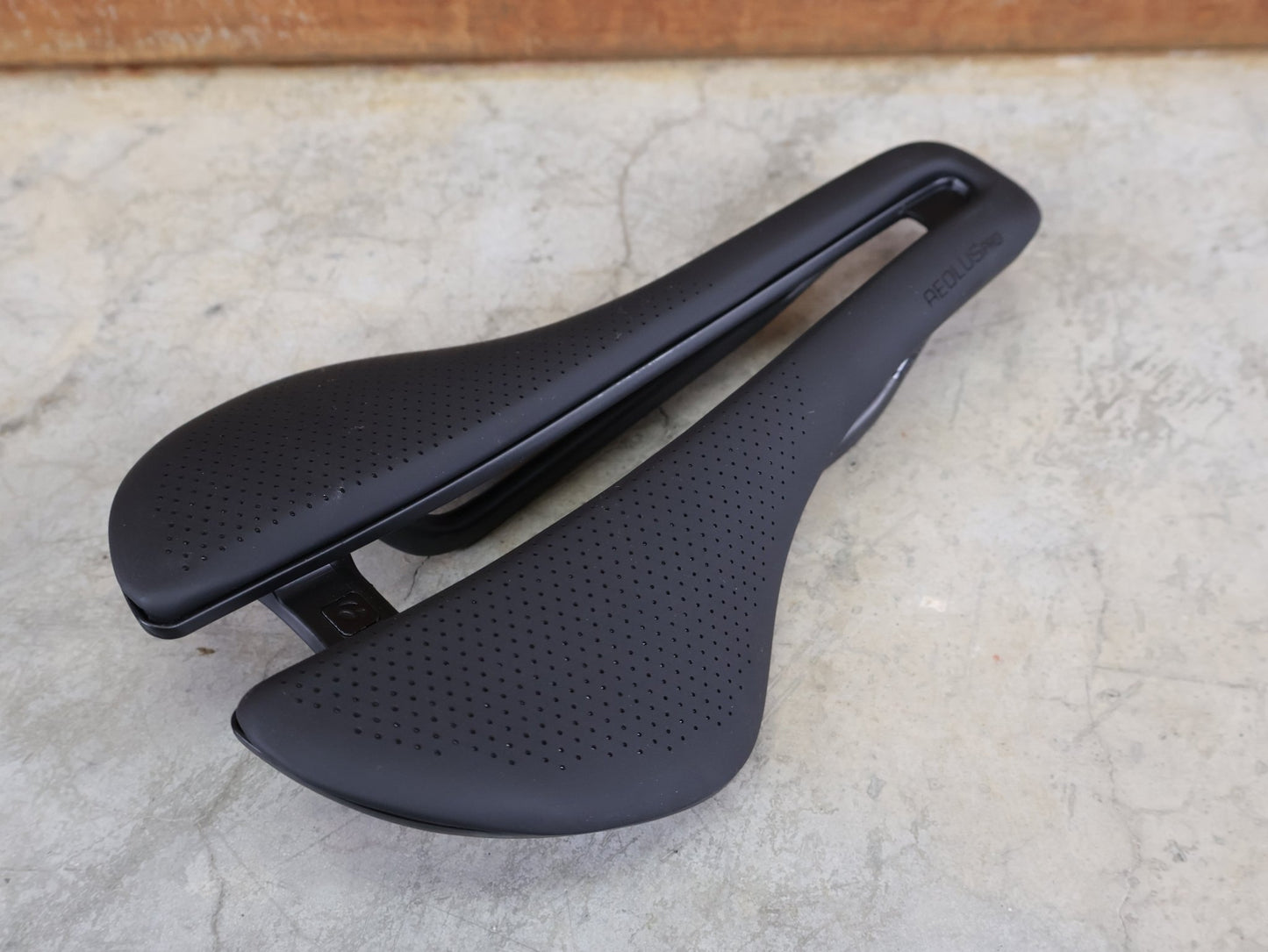 Sattel von Bontrager, BONTRAGER AEOLUS PRO FAHRRADSATTEL / AERO - RENNRADSATTEL – 250 X 145 MM – CARBONSTREBEN vor USEDBIKES - OB.DE Hintergrund