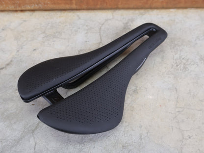 Sattel von Bontrager, BONTRAGER AEOLUS PRO FAHRRADSATTEL / AERO - RENNRADSATTEL – 250 X 145 MM – CARBONSTREBEN vor USEDBIKES - OB.DE Hintergrund