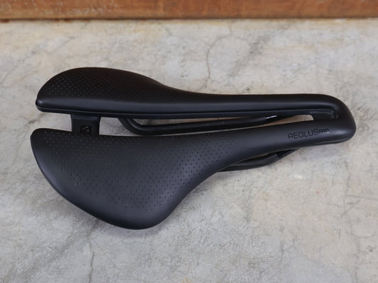 Sattel von Bontrager, BONTRAGER AEOLUS PRO FAHRRADSATTEL / AERO - RENNRADSATTEL – 250 X 155 MM – CARBONSTREBEN vor USEDBIKES - OB.DE Hintergrund