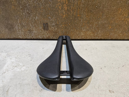 Sattel von Bontrager, BONTRAGER AEOLUS PRO SATTEL 145MM vor USEDBIKES - OB.DE Hintergrund