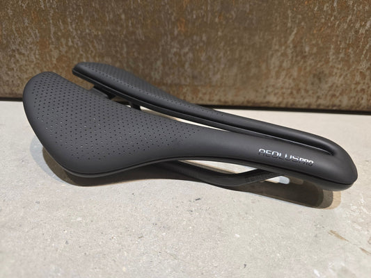 Sattel von Bontrager, BONTRAGER AEOLUS PRO SATTEL 145MM vor USEDBIKES - OB.DE Hintergrund