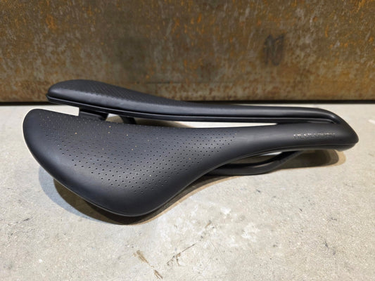 Sattel von Bontrager, BONTRAGER AEOLUS PRO SATTEL 145MM in variant_title vor USEDBIKES - OB.DE Hintergrund