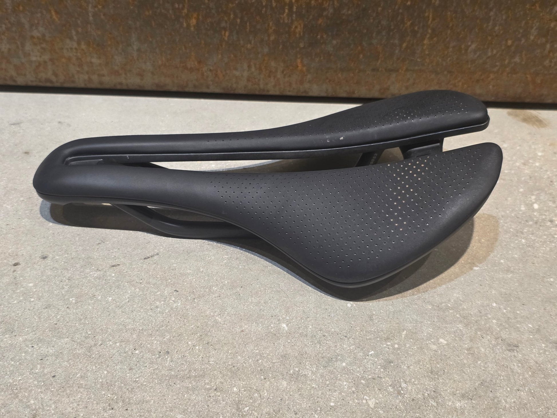 Sattel von Bontrager, BONTRAGER AEOLUS PRO SATTEL 145MM vor USEDBIKES - OB.DE Hintergrund