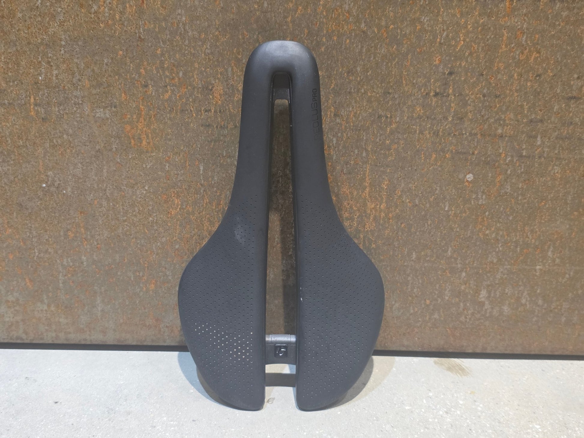 Sattel von Bontrager, BONTRAGER AEOLUS PRO SATTEL 145MM vor USEDBIKES - OB.DE Hintergrund