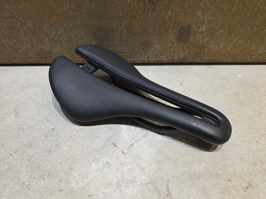 Sattel von Bontrager, BONTRAGER AEOLUS PRO SATTEL 145MM in variant_title vor USEDBIKES - OB.DE Hintergrund
