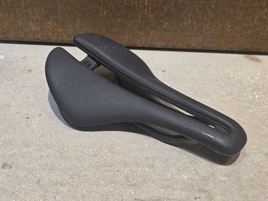 Sattel von Bontrager, BONTRAGER AEOLUS PRO SATTEL 145MM vor USEDBIKES - OB.DE Hintergrund