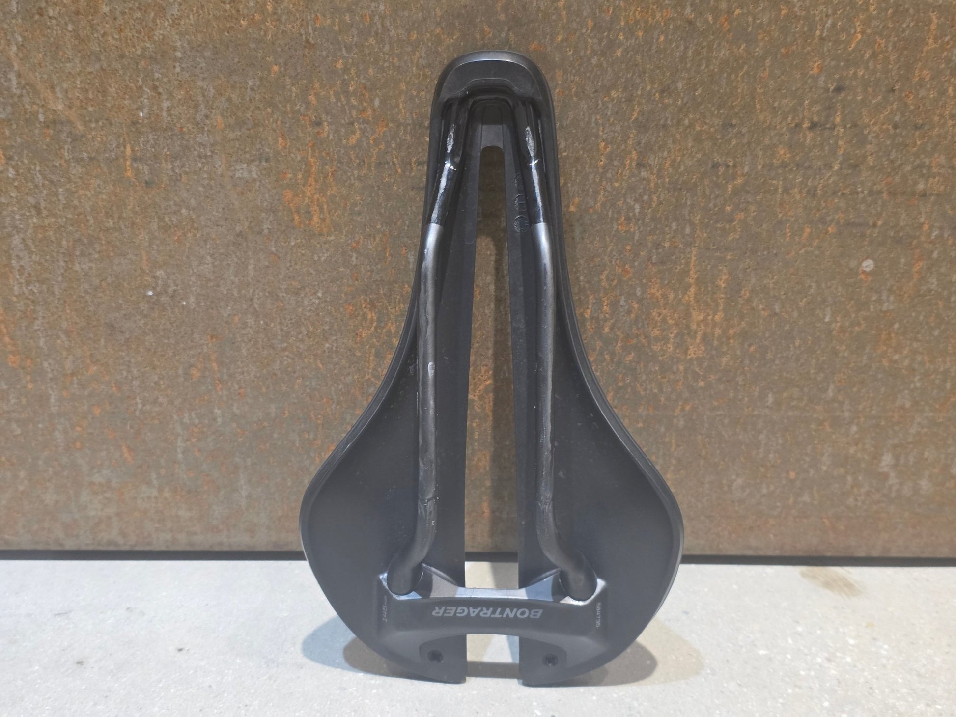 Sattel von Bontrager, BONTRAGER AEOLUS PRO SATTEL 145MM vor USEDBIKES - OB.DE Hintergrund