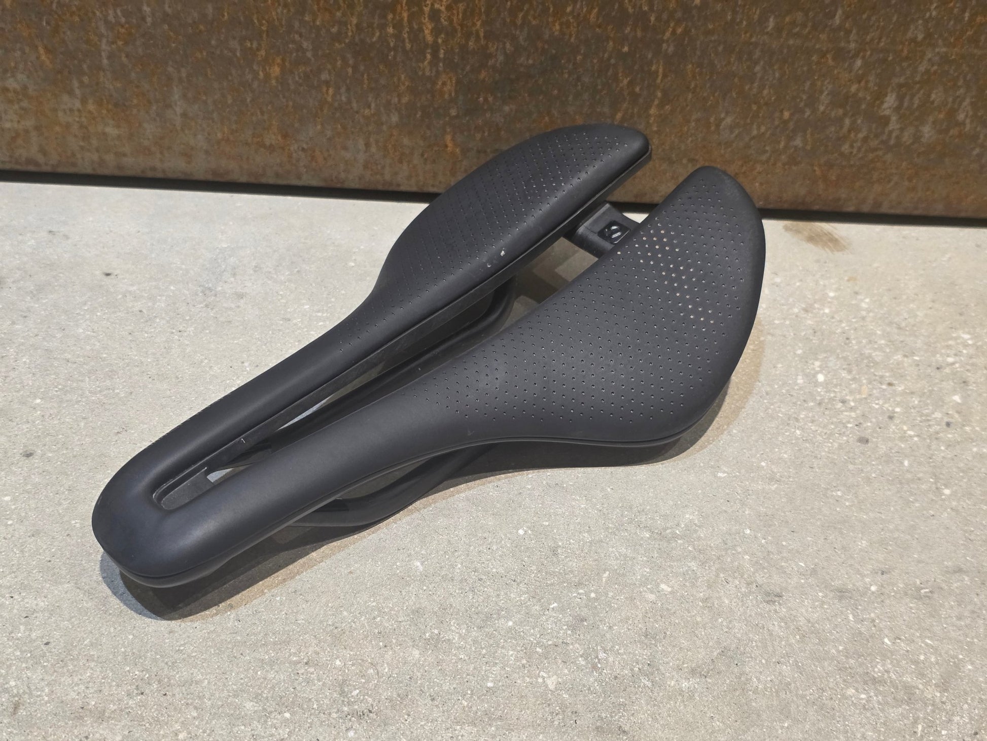 Sattel von Bontrager, BONTRAGER AEOLUS PRO SATTEL 145MM vor USEDBIKES - OB.DE Hintergrund