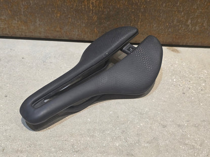 Sattel von Bontrager, BONTRAGER AEOLUS PRO SATTEL 145MM vor USEDBIKES - OB.DE Hintergrund