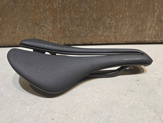 Sattel von Bontrager, BONTRAGER AEOLUS PRO SATTEL 145MM vor USEDBIKES - OB.DE Hintergrund