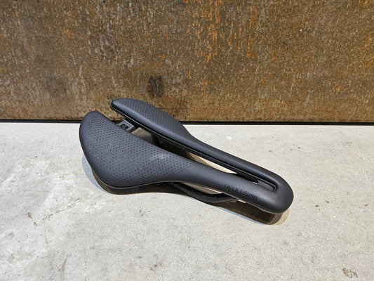 Sattel von Bontrager, BONTRAGER AEOLUS PRO SATTEL 145MM vor USEDBIKES - OB.DE Hintergrund