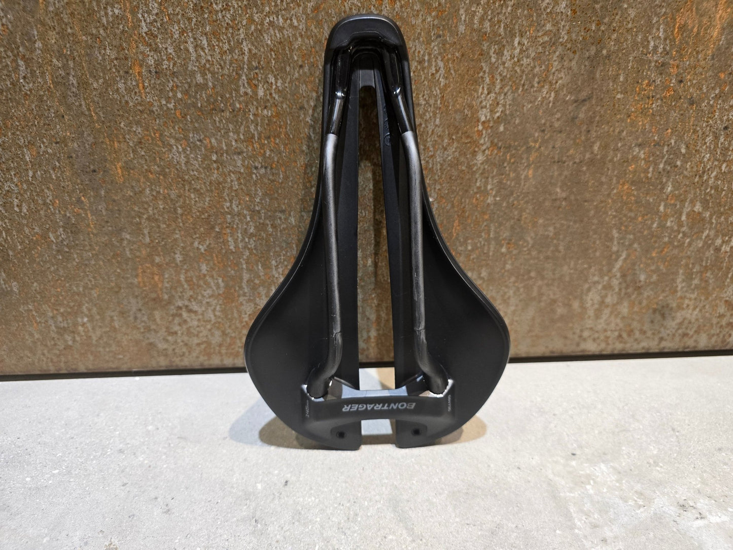 Sattel von Bontrager, BONTRAGER AEOLUS PRO SATTEL 145MM vor USEDBIKES - OB.DE Hintergrund