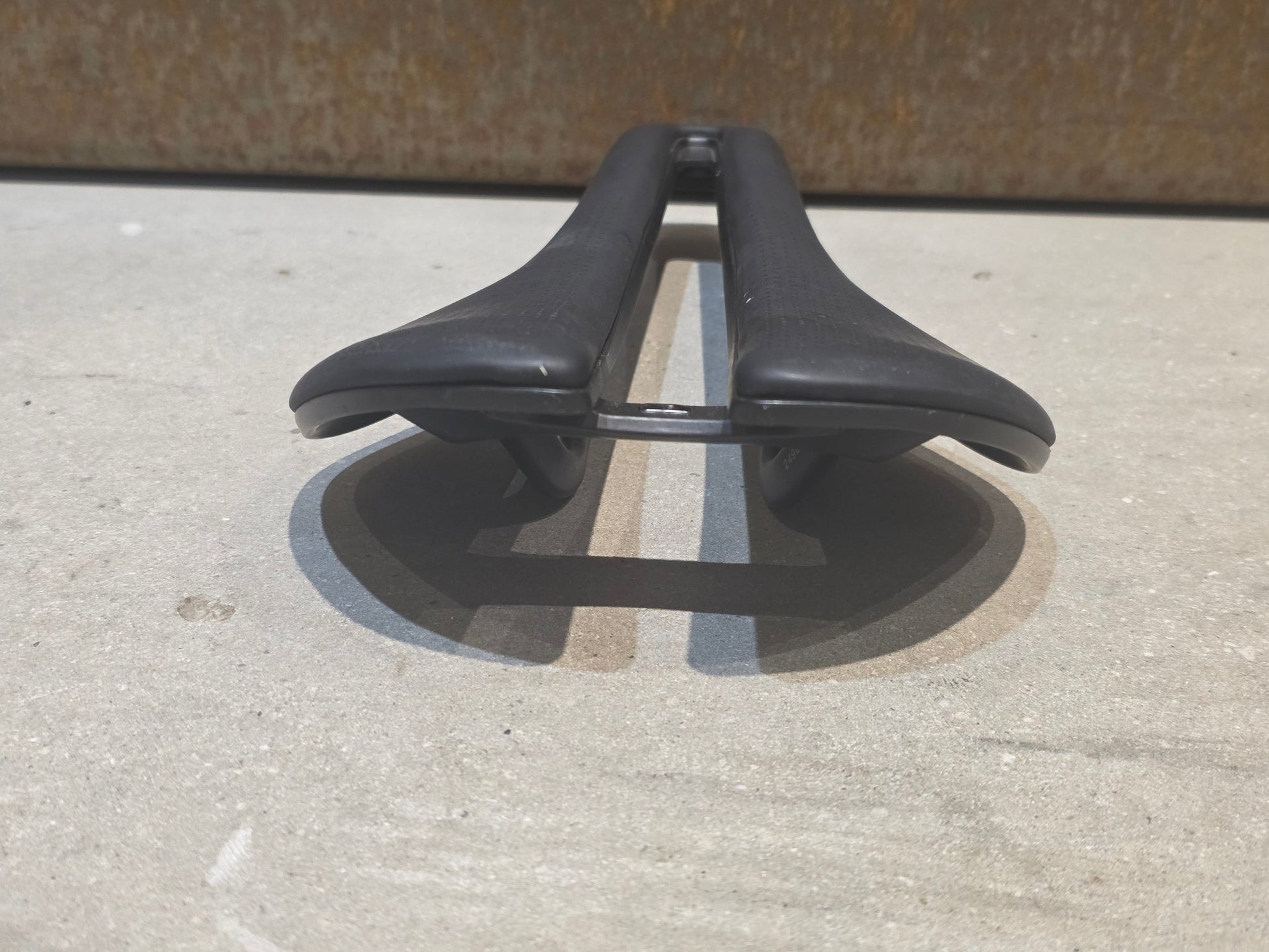 Sattel von Bontrager, BONTRAGER AEOLUS PRO SATTEL 145MM vor USEDBIKES - OB.DE Hintergrund