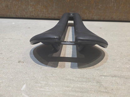 Sattel von Bontrager, BONTRAGER AEOLUS PRO SATTEL 145MM vor USEDBIKES - OB.DE Hintergrund