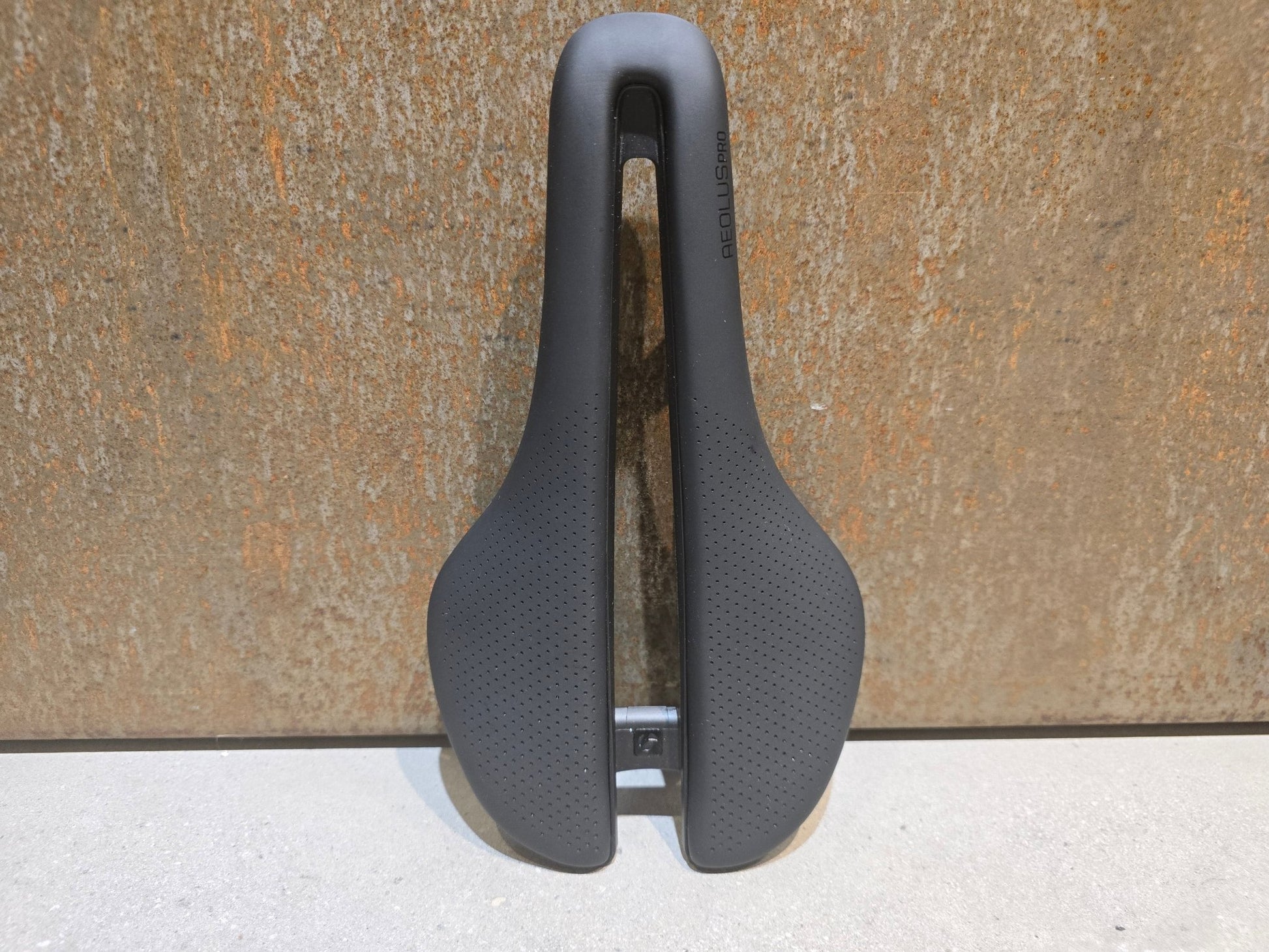 Sattel von Bontrager, BONTRAGER AEOLUS PRO SATTEL 145MM vor USEDBIKES - OB.DE Hintergrund